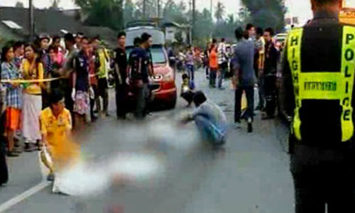 สยอง 5 ศพ! กระบะคว่ำเทกระจาด สิบล้อเหยียบคนซ้ำ