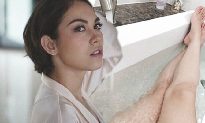 แมท ภีรนีย์ ทำใจสั่นโชว์เรียวขาขาวเนียน สุดเซ็กซี่