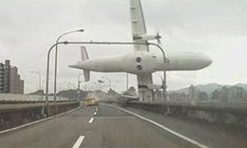 เครื่องบิน #‎GE235 ไต้หวัน พุ่งชนสะพานก่อนตกลงแม่น้ำ