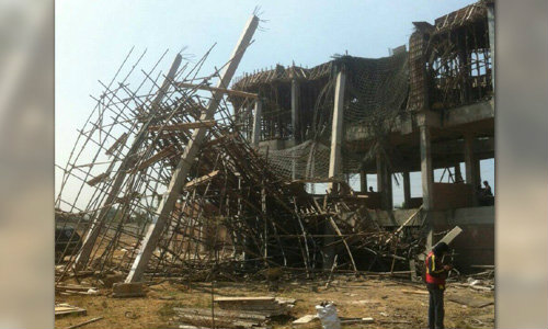 โครงสร้างคฤหาสน์พังถล่ม เศรษฐีโรงเหล็กถูกทับร่าง