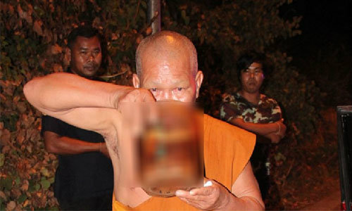 ตร.สกัดจับเก๋งขับส่าย เจอพระเมาแอ๋ กล้องถ่ายรูปสาวโป๊-โหลยาดอง