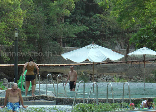 ระนอง-นักท่องเที่ยวทั้งไทยและเทศแห่เที่ยวบ่อน้ำร้อน