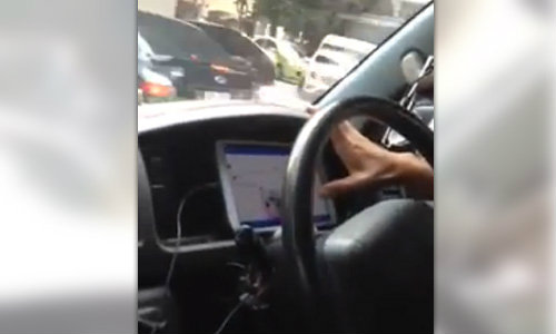 ผู้โดยสารถ่ายคลิปแฉ คนขับรถตู้ติดเล่นแท็บเล็ต