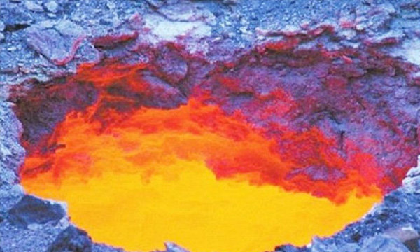 ระทึกสุด ชาวบ้านจีนสุดผวาหลุมลึกลับบริเวณภูเขา เป็น"ประตูสู่อเวจี"มีเพลิงลุกโชนตลอดเวลา