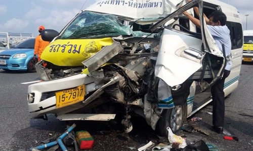 ระทึก! รถตู้อนุสาวรีย์ฯหลับใน ชนท้าย 18 ล้อ เจ็บ 14 คน