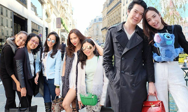 “อั้ม พัชราภา" ควง "แอมป์ พิธาน” ยกแก๊งหนีร้อนไปปารีส