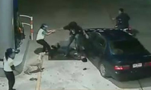 ชาวเน็ตยกย่อง 2 สาวปั๊มน้ำมัน ช่วยตำรวจถูกรุมตื้บ