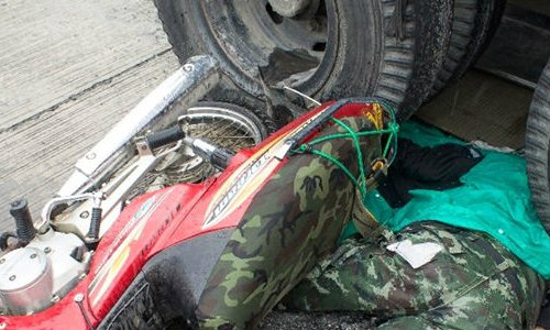 ทหารช่างขี่จยย.เสื้อกันฝนพันล้อรถล้ม รถบรรทุกทับดับ