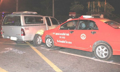 สาวนัดเคลียร์เมียหลวงช็อกหมดสติ เจอแท็กซี่พุ่งชนรถ