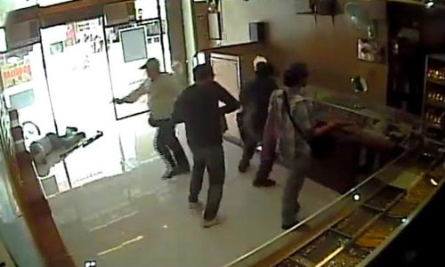 ตำรวจกระบี่วุ่น! คนแชร์คลิปเดือดปล้นร้านทอง ที่แท้..โอละพ่อ