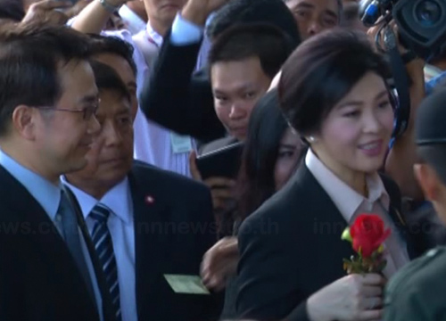 ยิ่งลักษณ์ยิ้มขึ้นศาลฎีกาปฏิเสธโกงข้าวนัดตรวจหลักฐาน21-28กค.