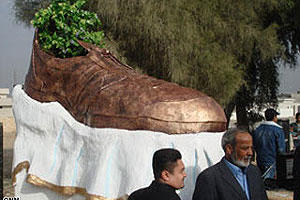 อิรักเปิดอนุสาวรีย์รำลึกเหตุปารองเท้าใส่ บุช