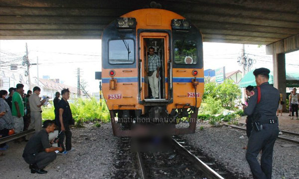 สาวใหญ่อดีตภารโรงนั่งกลางราง ให้รถไฟทับร่างดับ