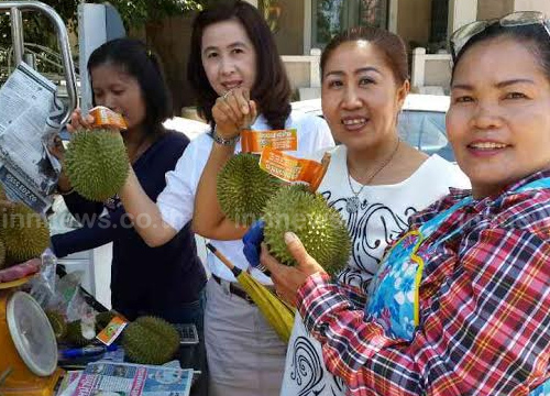 ชาวสวนทุเรียนหลงรักไทยเปิดจุดขาย