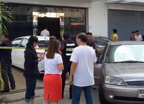 หนุ่มถอยรถชนเบนซ์เคลียร์ไม่ลงยิงดับ1เจ็บ2