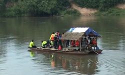 เรือแพลาวล่มที่แม่น้ำงึม เจอศพเด็ก 1 ศพ ตามหาอีก 9