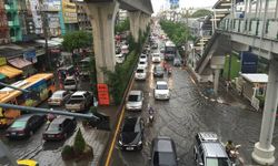 ฝนตกหนักในเมืองกรุง น้ำท่วมถนนหลายสาย จราจรแน่น