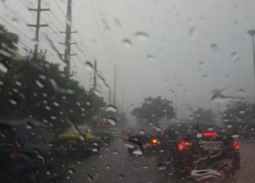 ฝนถล่มกทม.ฝั่งธนบุรี-ปริมณฑลกลางดึก