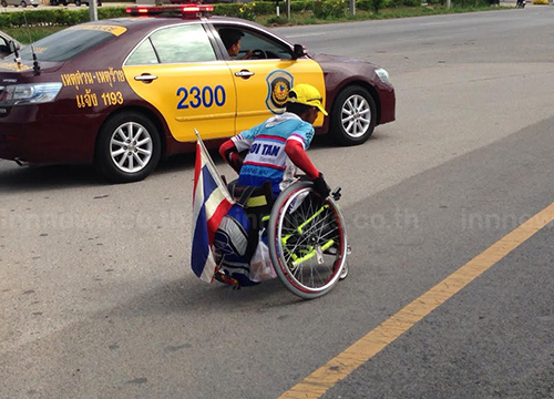 หนุ่มใหญ่ปั่นวิลแชร์เทิดพระเกียรติในหลวง