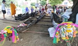 น้ำลดเรือโบราณโผล่เจ้าพระยา ชาวบ้านลงเล่นน้ำไปเจอ