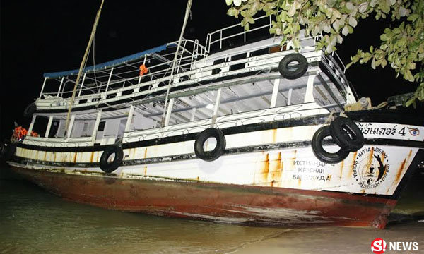 นักท่องเที่ยวกระเจิง! เรือใหญ่พุ่งเกยตื้นหาดพัทยา จอดนิ่งกว่า 3 ชม.