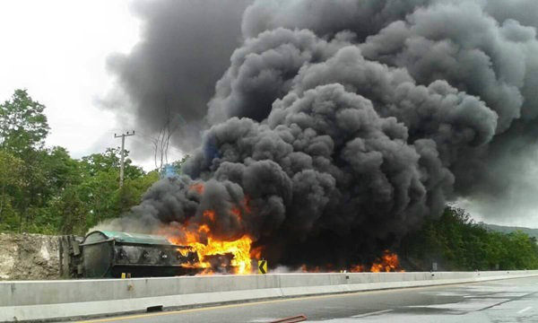 รถบรรทุกน้ำมันคว่ำ ระเบิด-ไฟไหม้วอดวายกลางถนน