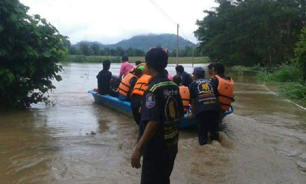 สลด! พ่อจูงเรือพาลูกสาวไปสอบไล่ ถูกน้ำพัดจมหาย หลังหมดแรงช่วยลูก