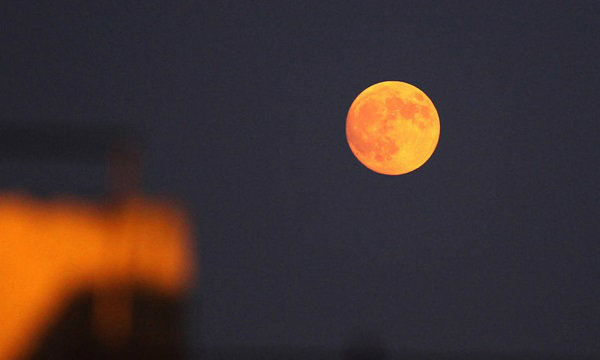 คนจีนตื่นตา "พระจันทร์สีเลือด" ในคืนวันไหว้พระจันทร์