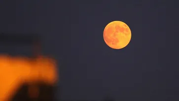 คนจีนตื่นตา "พระจันทร์สีเลือด" ในคืนวันไหว้พระจันทร์