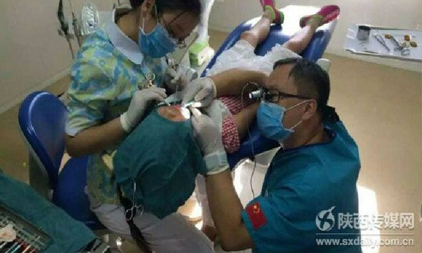 แห่ชื่นชม! ยอดหมอฟันหัวใจทุ่มเท นั่งคุกเข่านานเกือบชม. เพื่อช่วยเด็กน้อยคนไข้ (ชมภาพ)