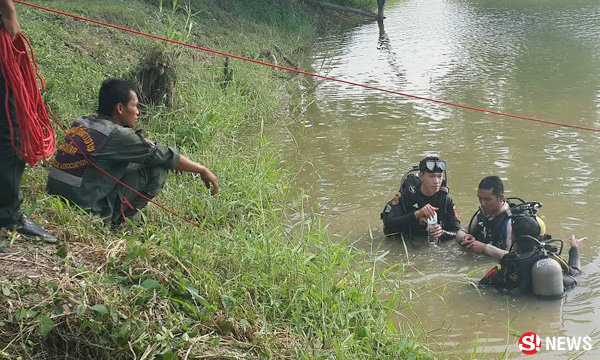 อดีตตำรวจวูบหลับใน 3 วินาที รถพุ่งลงสระน้ำ ตั้งสติรอดหวุดหวิด