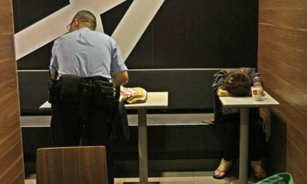 คนนั่งดูเฉย สาวจีนนอนฟุบตายปริศนา กลางร้านฟาสฟู้ดฮ่องกง