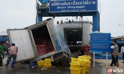 สะพานเชื่อมเรือเฟอร์รี่เกาะสมุยหัก รถสิบล้อหวิดตกทะเล