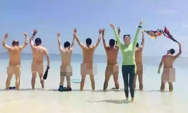 พี่จีนอีกแล้ว! ถ่ายรูปหมู่ดำน้ำเปลือย ตร.มาเลเซียกำลังตามจับ