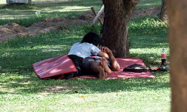 เมืองอุดรฯ แอบส่อง นักเรียนพลอดรักในสวนกลางวันแสกๆ