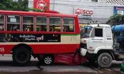 อุบัติเหตุสยอง ชน 5 คันรวด แท็กซี่อัดก็อปปี้ใต้ท้องรถเมล์