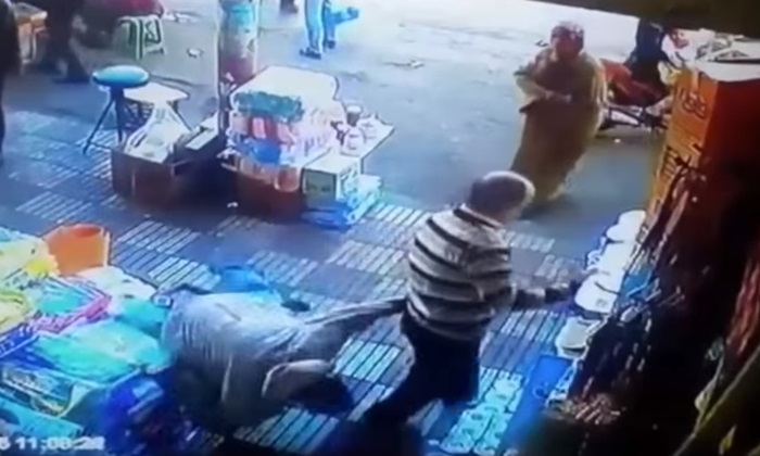 หญิงโมร็อกโกยัวะโดนจับก้น ประเคนหมัดใส่จอมหื่น เปรี้ยงเดียวจอด!