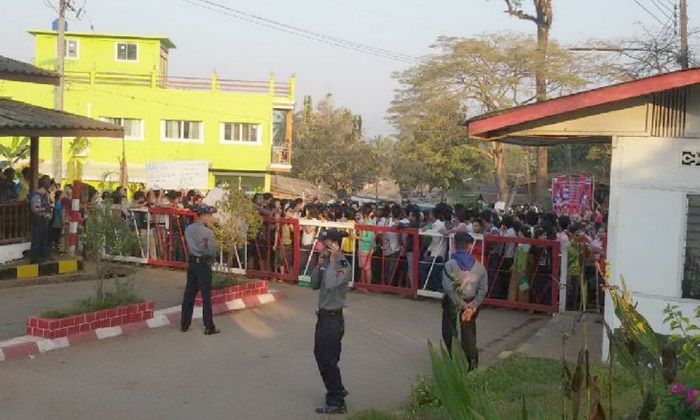 เช้านี้ชาวพม่า 400 คน ประท้วงอีก ที่ด่านบ้านพระเจดีย์สามองค์ แรงงานทยอยกลับประเทศ