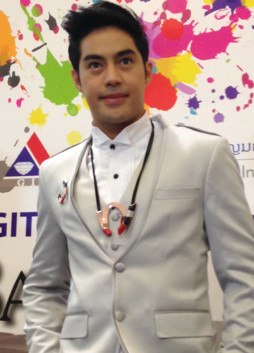 ท็อปจรณยันสาวหมวยเพื่อนแย้มคุยคนในวงการ