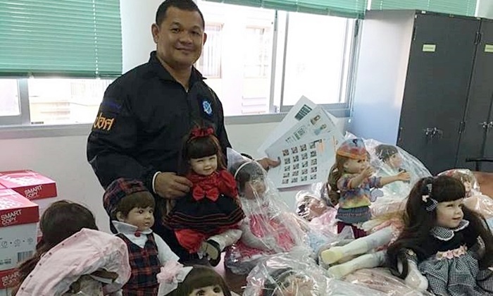 ตำรวจบุกแหล่งขาย”ตุ๊กตาลูกเทพ”ยึดนับร้อยตัว เข้าข่ายผิดเลี่ยงภาษี ไม่มี มอก.