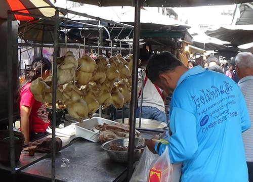 วันจ่ายตรุษจีนอ่างทองคึกคักไก่ต้มตัวละ200
