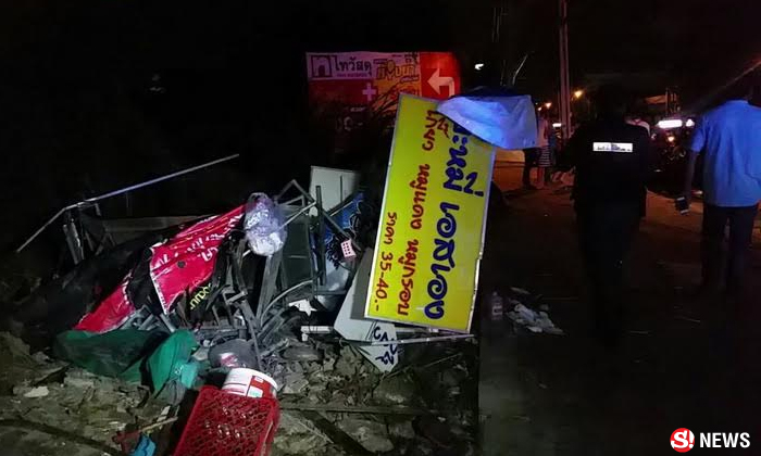 เก๋งพุ่งชนร้านบะหมี่ริมถนนพังยับ ลูกค้าสาหัส 2 ราย