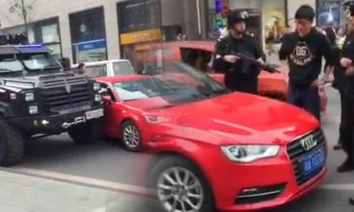 หนุ่มจีนช่างกล้า ขับเก๋งออดี้เฉี่ยวปะทะรถหน่วย SWAT