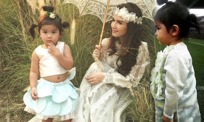 สวยหวานมาก แม่โบว์ แวนดา จูงมือน้องมะลิ ถ่ายแบบ