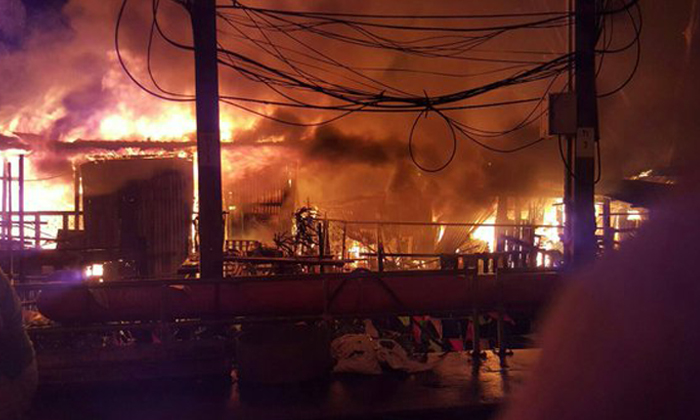 ไฟไหม้ชุมชนใกล้วัดปากน้ำภาษีเจริญ เพลิงลุกลามยังดับไม่ได้