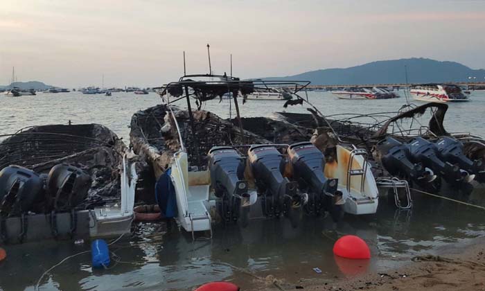 ไฟไหม้สปีดโบ๊ตชายหาดอ่าวฉลอง 5 ลำกลางดึก ค่าเสียหาย 25 ล้าน (คลิป)