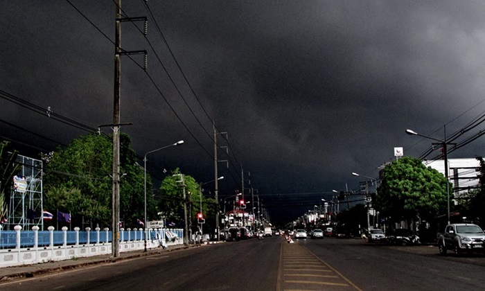 แห่แชร์ภาพ เมฆพายุฝนดำทะมึน เคลื่อนตัวถล่มสกลนคร