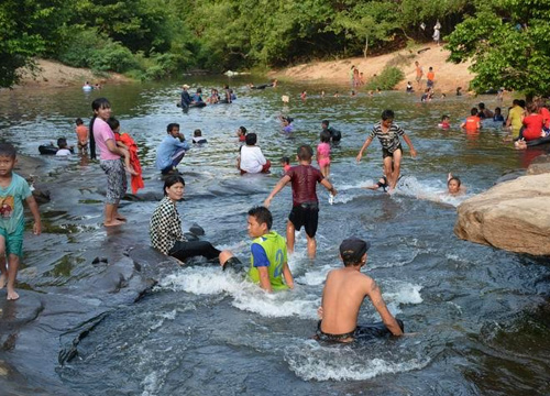 คนแห่เล่นน้ำตกตาดหินใกล้เขาพระวิหารคลายร้อน
