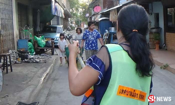 3 พี่น้องกตัญญู ตื่นตีสี่ ช่วยแม่กวาดถนนเมืองอ่างทอง