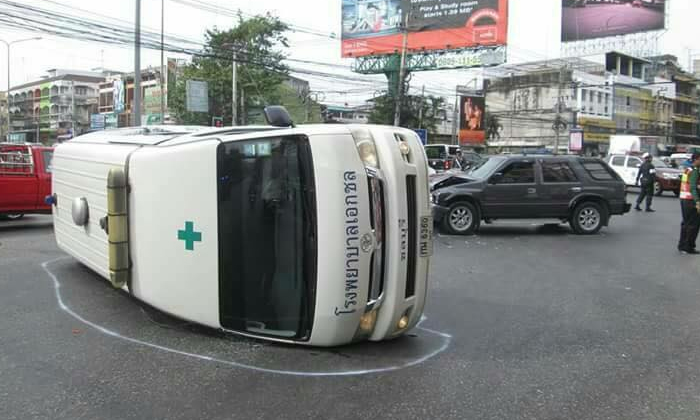 ใครผิด? รถพยาบาลเปิดไซเรนฝ่าไฟแดง กระบะไม่เบรกพุ่งชนโครม